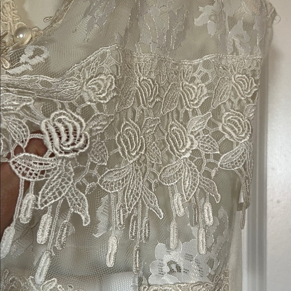 Carmin vintage Ivory Lace Sleeveless vest - Picture 6 of 6